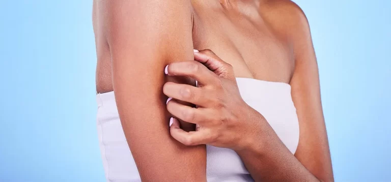 peau qui gratte et sensations de démangeaison